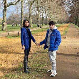 Vi presento la regina indiscussa del gossip, la diva dei paparazzi, la celebrità che ha fatto...