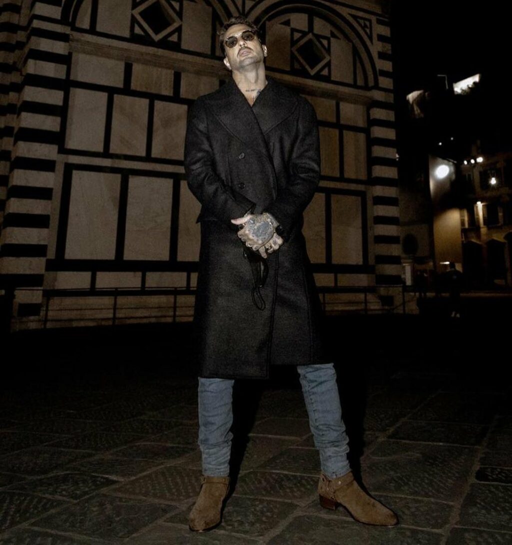 Fabrizio Corona, noto paparazzo e imprenditore italiano, ha fatto parlare di sé nel corso degli anni...