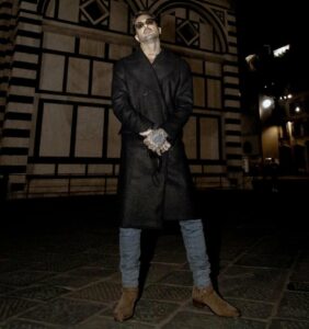 Fabrizio Corona, noto paparazzo e imprenditore italiano, ha fatto parlare di sé nel corso degli anni...