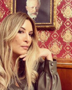 Selvaggia Lucarelli, C’è sempre un uomo con la barba che mi guarda, da qualche parte…. su Instagram delizia i suoi fan