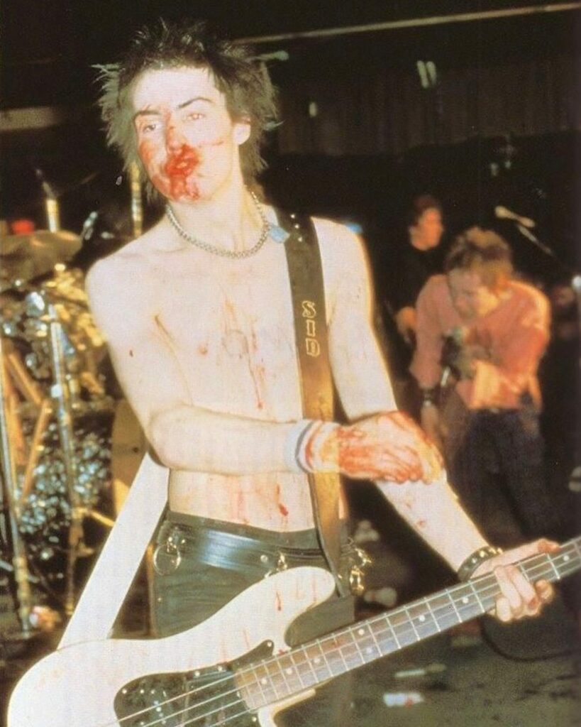 Rose Villan, SIDplease bury me next to my baby. Bury me in my leather jacket, jeans and motor… su Instagram per i suoi fan