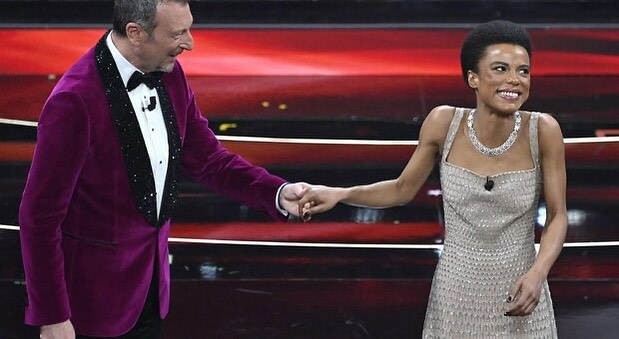 Selvaggia Lucarelli Quel «carina sei» di Iva Zanicchi a lei rivolto quando si sono incrociate sul pa...