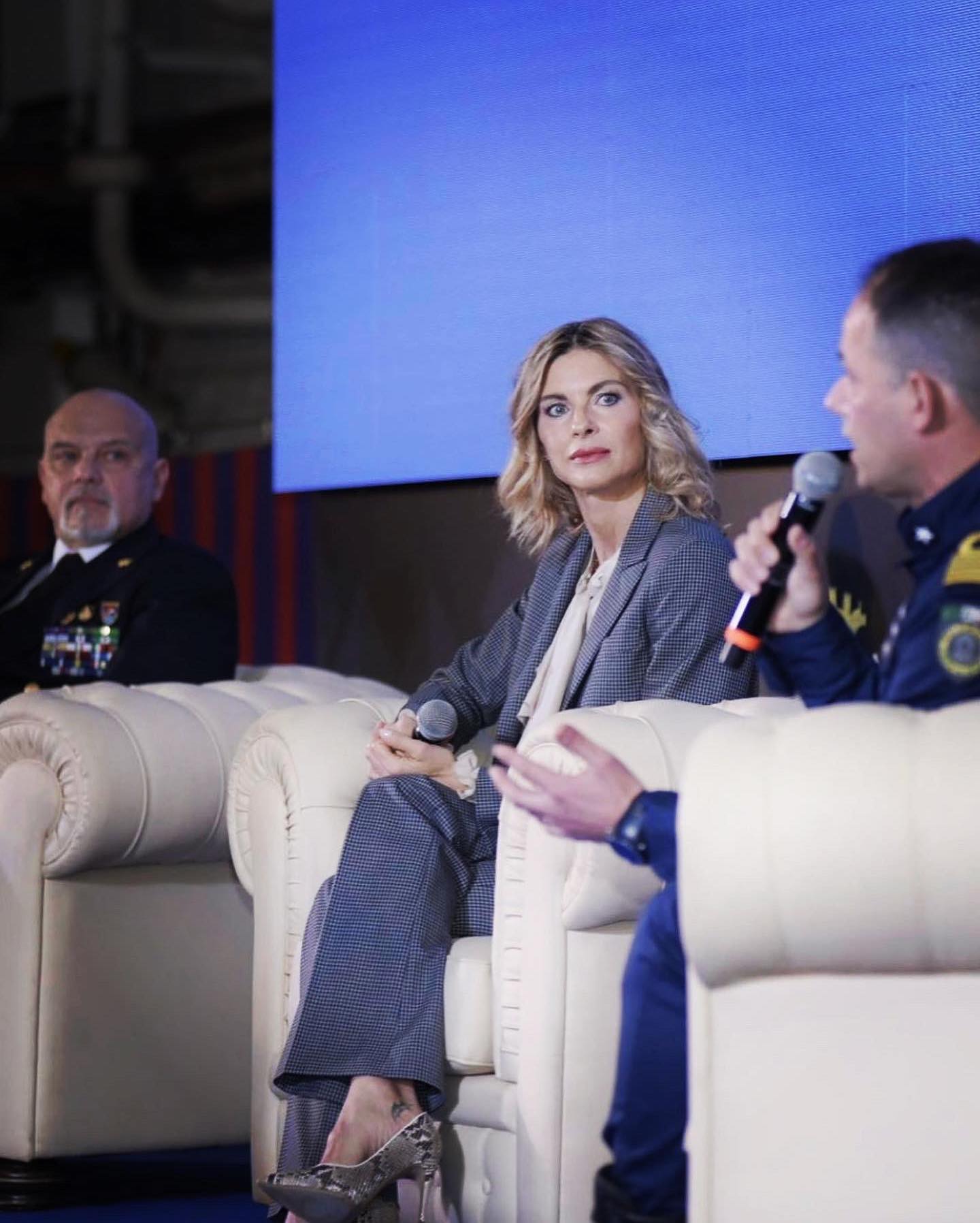 Martina Colombari “In arduis
servare mentem.”
Quando arrivi in Haiti, ti chiedi dove sia Dio. Ti ...