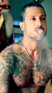 Oggi vi parlerò di un personaggio italiano tanto discusso quanto amato: Fabrizio Corona, il re dei...