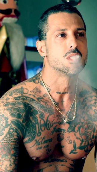 Oggi vi parlerò di un personaggio italiano tanto discusso quanto amato: Fabrizio Corona, il re dei...