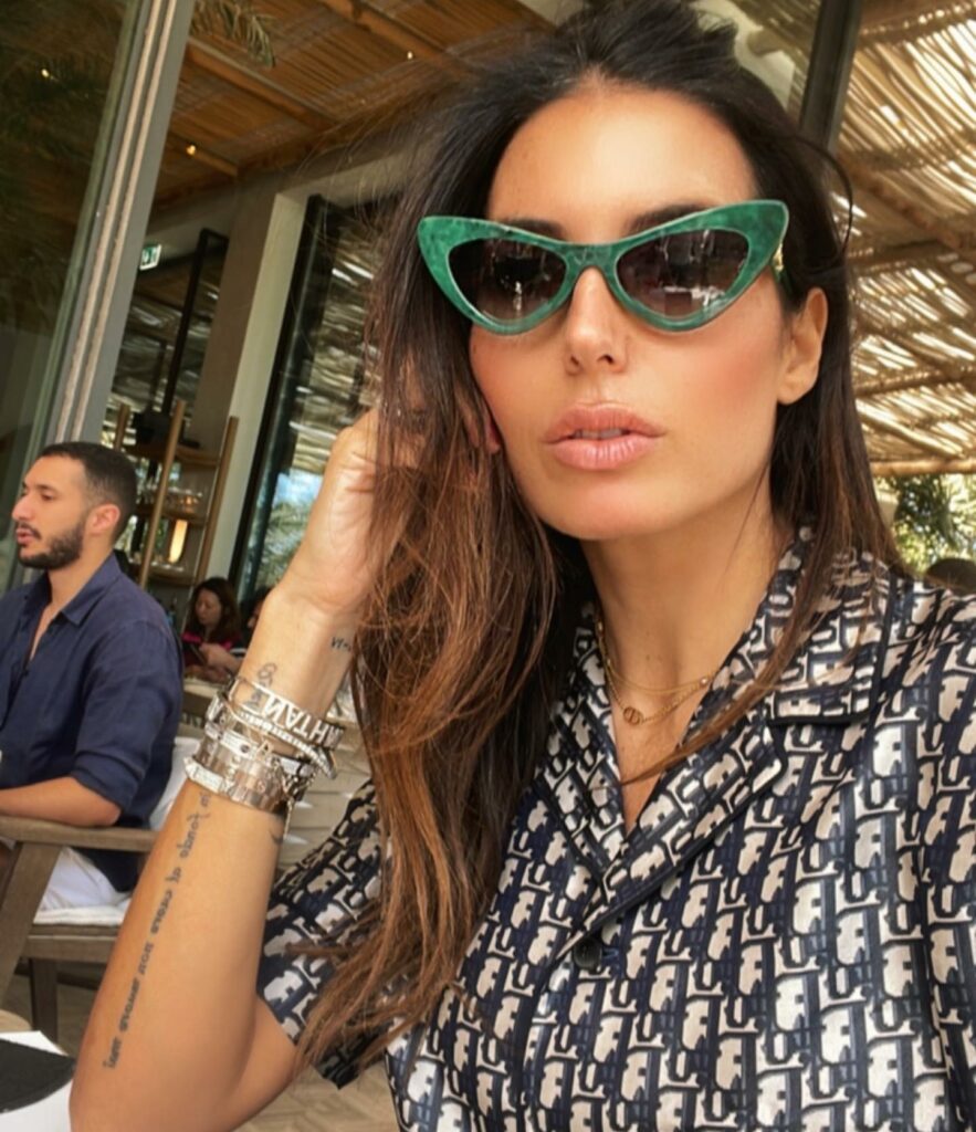 Elisabetta Gregoraci, Mi piace molto portarvi con me e condividere le mie giornate con voi, farvi cono… su Instagram saluta i suoi fan