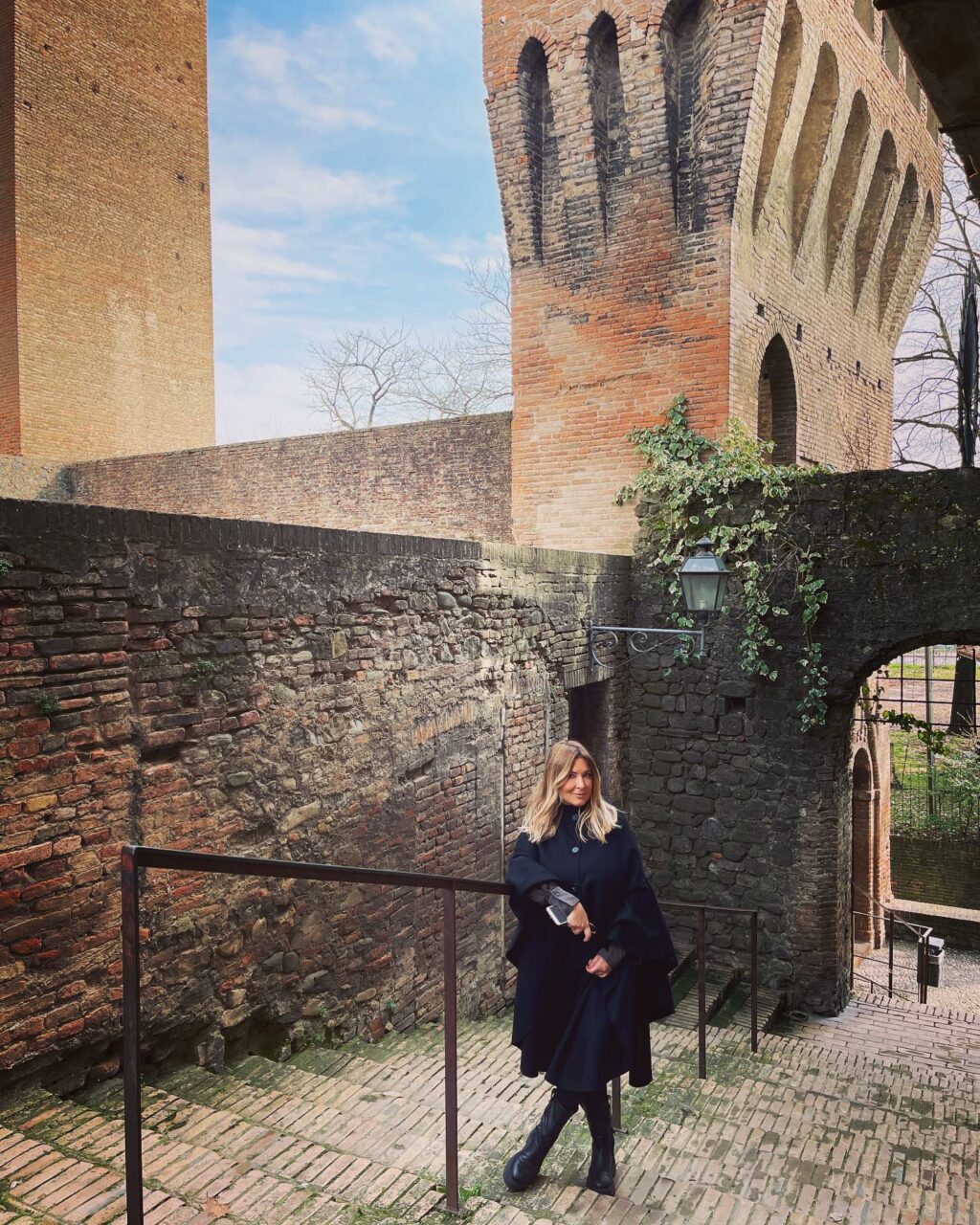 Selvaggia Lucarelli, Castello, torta Barozzi e ciliegie, tre buone ragioni per venire a Vignola…. su Instagram per i suoi fan