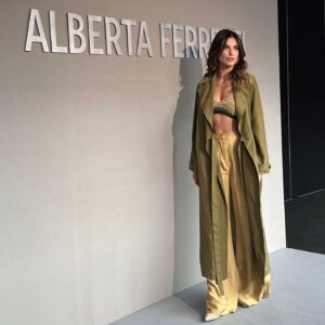 Elisabetta Canalis, una vera regina della bellezza italiana! Con le sue curve da fare invidia a una...