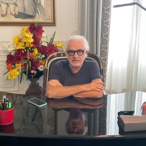 C'è una persona che si distingue nel mondo dei VIP per la sua personalità spigolosa e irriverente...