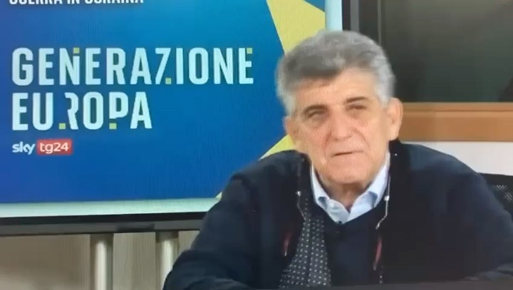 Viaggiare nella mente di Selvaggia Lucarelli è come attraversare un labirinto pieno di pensieri...