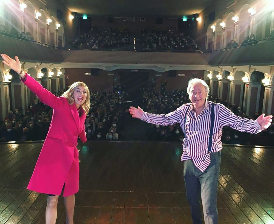 Dalla passarella al divano, Martina Colombari sembra aver abbracciato tutte le sfide che il mondo...