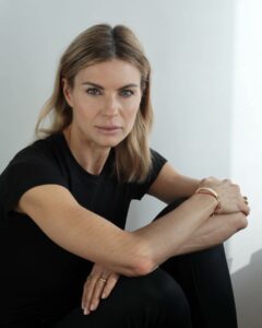 Martina Colombari, …. Continuerai a farti scegliere o finalmente sceglierai ?… su Instagram per i suoi fan