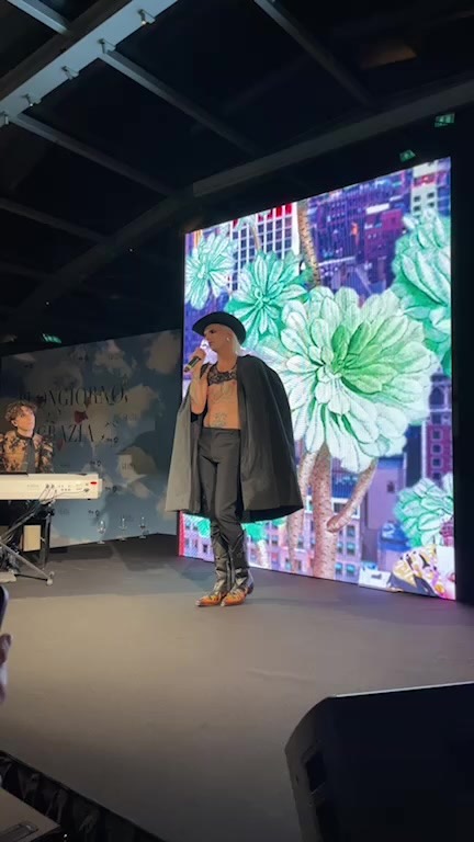 Era una fredda giornata di novembre quando Martina Colombari decise di sfoggiare con nonchalance il...