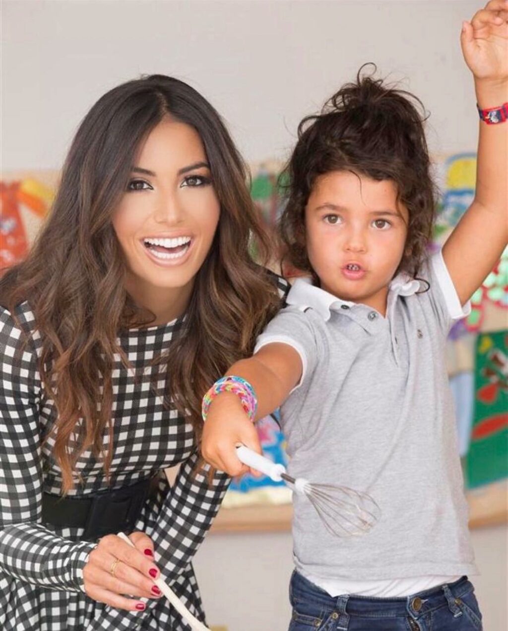 Elisabetta Gregoraci, la regina del gossip italiano, con il suo sorriso smagliante e le sue curve...