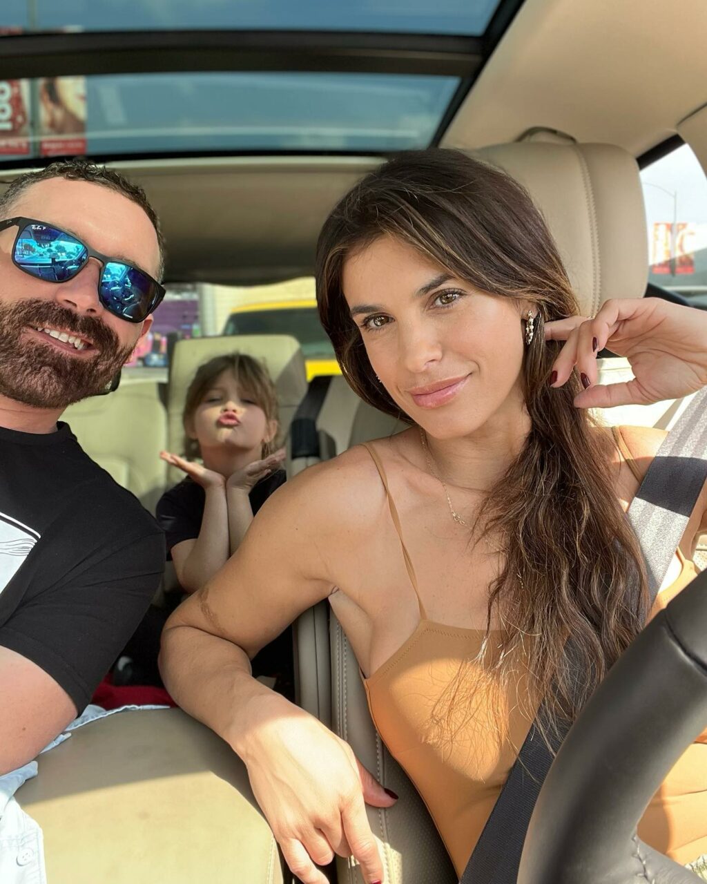 Elisabetta Canalis, Mi mancate già e non vi siete ancora tolti da…… su Instagram incanta i suoi fan