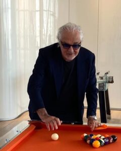 Flavio Briatore, Scalo all’aereoporto di Dubai, inganniamo l’attesa con un po’ di biliardo…… su Instagram Incanta i suoi fan