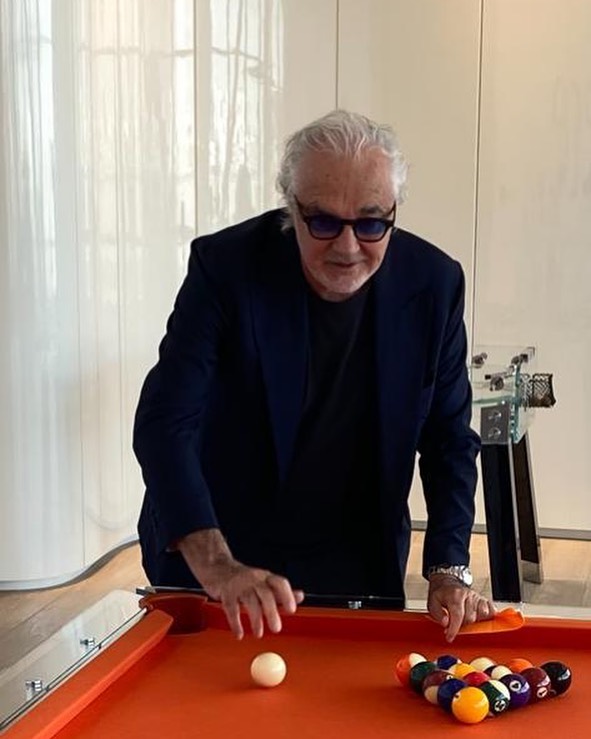 Flavio Briatore, Scalo all’aereoporto di Dubai, inganniamo l’attesa con un po’ di biliardo…… su Instagram Incanta i suoi fan