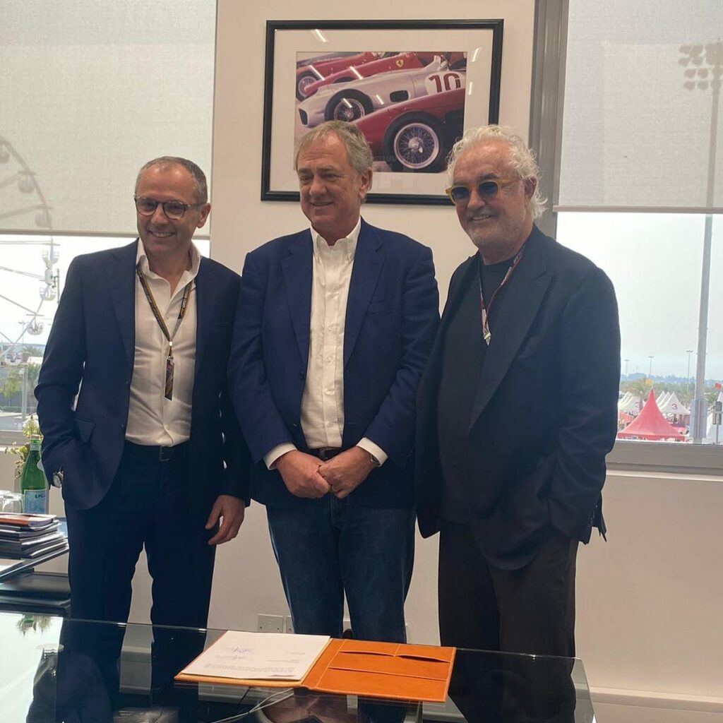 Flavio Briatore, Barhain GP: with Stefano Domenicali and Pierfrancesco Vago the official signing … su Instagram per i suoi fan