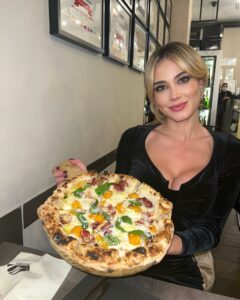 Diletta Leotta, Pizza pre teatro… su Instagram saluta i suoi fan