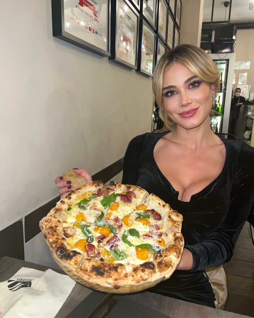 Diletta Leotta, Pizza pre teatro… su Instagram saluta i suoi fan