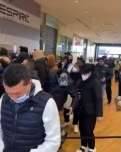 Selvaggia Lucarelli, Arese, Torino, Napoli, Venezia, Roma. Tutto per portarsi a casa uno dei primi or… su Instagram per i suoi fan