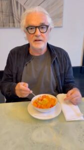 Flavio Briatore, Insalata di frutta o… Macedonia?… su Instagram per i suoi fan