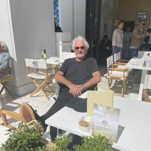 Flavio Briatore, Buon sabato a tutti da Cova Palais de la Plage… su Instagram per i suoi fan