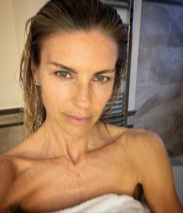Martina Colombari, Giornata bella, interessante, lunga, impegnativa…. Ora finalmente lettoooooo!!!… su Instagram delizia i suoi fan