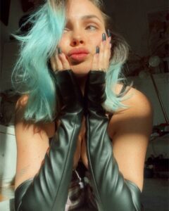 Rose Villan è una donna dalle mille sfaccettature: è intelligente, audace e indipendente, ma allo...