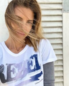 Martina Colombari, Ma come porti i capelli bella bionda, tu li porti alla bella marinara, tu li por… su Instagram incanta i suoi fan