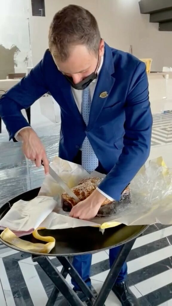 Flavio Briatore, L’arrivo a sorpresa della Colomba di  per gli operai al  dove i lavori continuer… su Instagram per i suoi fan