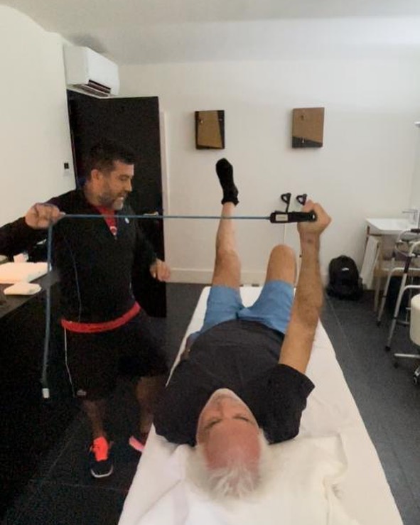 Flavio Briatore Sessione di riabilitazione con il trainer Ulisse, ogni giorno va meglio
Rehabil...