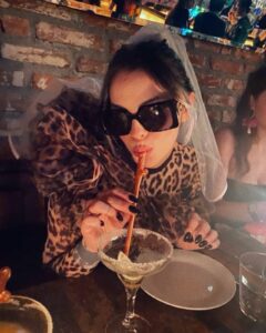 Benvenuti nel fantastico mondo di Rose Villan, un mix esplosivo di dolcezza, sarcasmo e un pizzico...