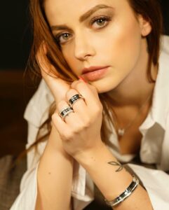 Chi è Annalisa? Beh, direi che è una donna che non passa certo inosservata. Non per la sua altezza...