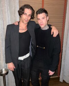 Chi è Fedez? Un personaggio dall'aspetto da modello, una voce da cantante e una parlantina da leone...