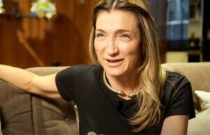 Selvaggia Lucarelli, la regina dei gossip italiani, non è solo un personaggio televisivo ma un vero...