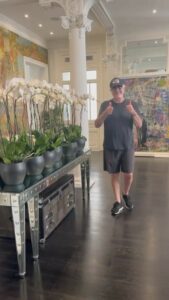 Se c'è una cosa che Flavio Briatore sa fare bene è attirare l'attenzione. Con il suo stile...