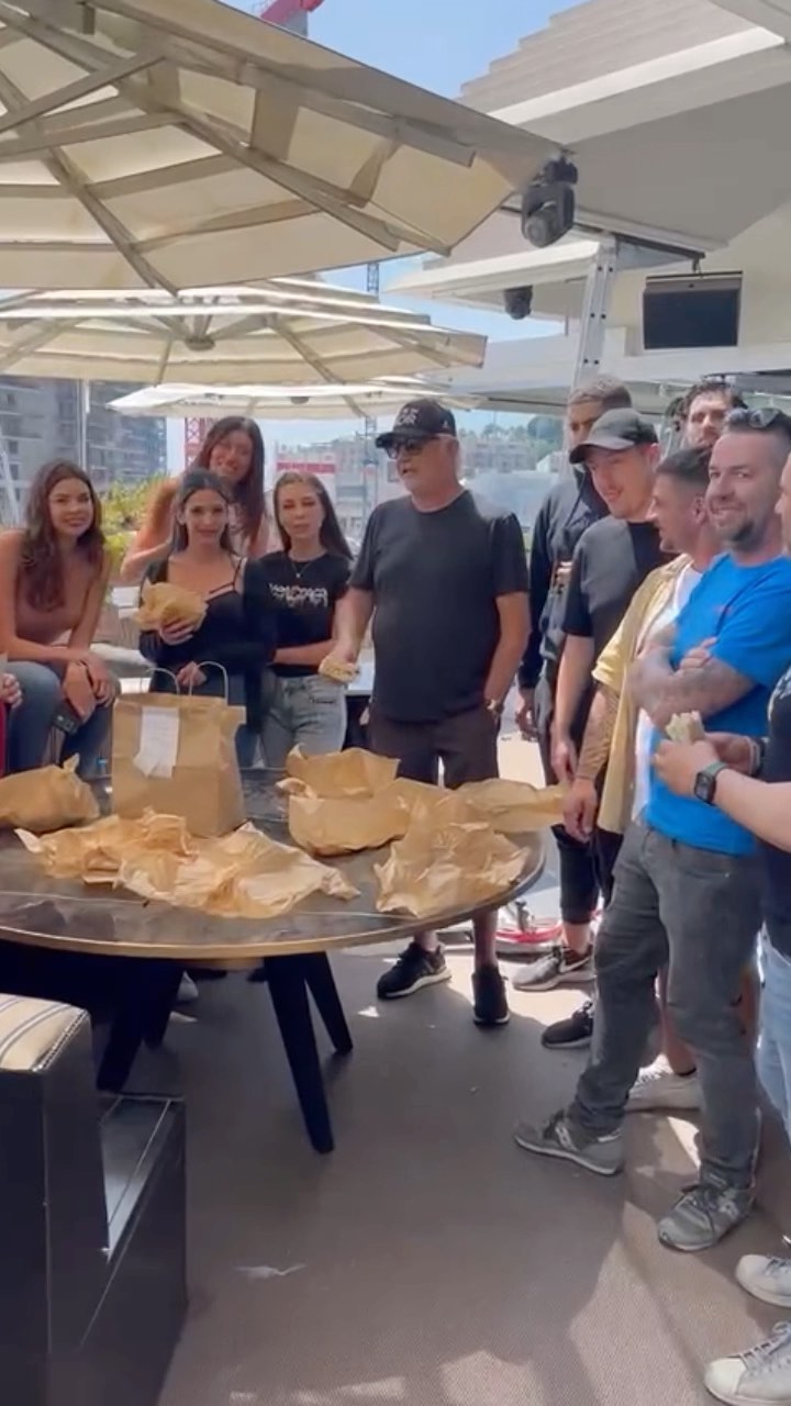Flavio Briatore Pranzo con lo staff di
Quasi pronti a partire!
Lunch with staff
Almost ready...