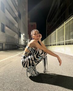 In un mondo dove le canzoni pop si susseguono come modaiole in passerella, spicca una voce potente...