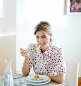 Martina Colombari, C’è bellezza nel poter vivere ogni esigenza della vita quotidiana con positività… su Instagram delizia i suoi fan