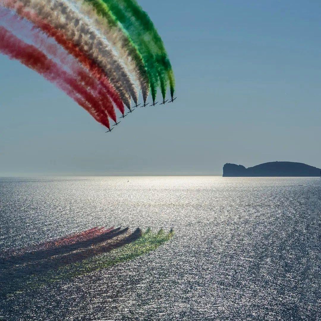 Elisabetta Canalis Le Frecce Tricolori ,fotografia scattata ad Alghero ed inviatami da mia mamma ,...