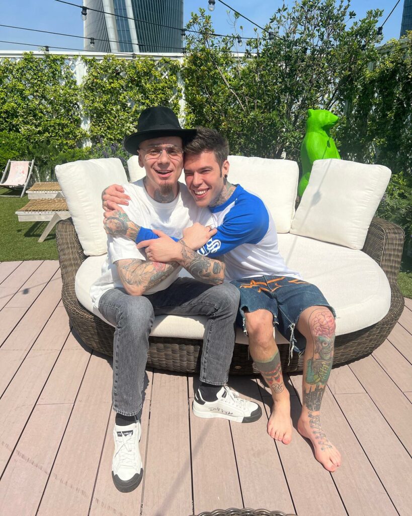 Fedez, Ed eccoci qua, con un po’ di capelli bianchi in più, due padri, due mariti e for… su Instagram stupisce i suoi fan