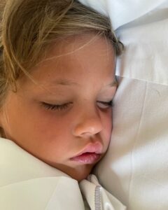 Elisabetta Canalis, Cacahuète a riposo… su Instagram per i suoi fan