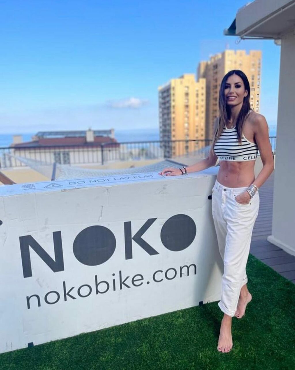 Elisabetta Gregoraci, Avete presente quella sensazione che si aveva da bambini quando si spacchettava … su Instagram delizia i suoi fan