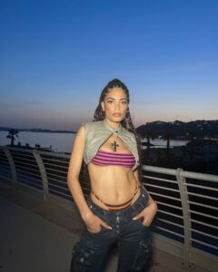 Beh, chi è Elodie? Una cantante italiana dai capelli sempre perfettamente cotonati e con una voce...