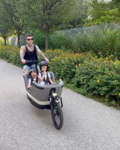 Avete presente quel rapper dai capelli colorati, che non si tira mai indietro quando si tratta di...