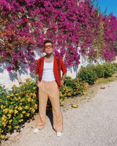 Immaginatevi un mondo dove le magliette fosforescenti e i cappelli da rapper sono il copione di ogni...