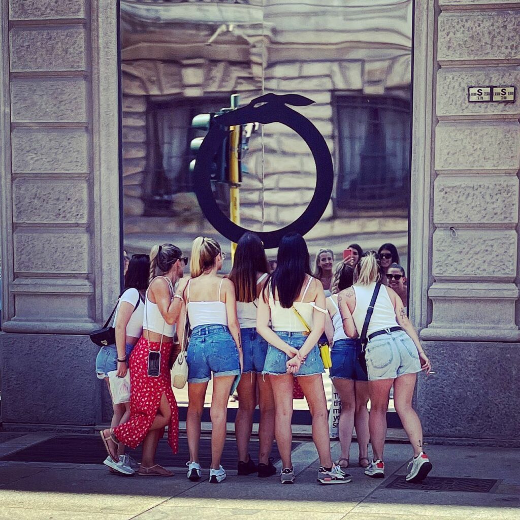 Selvaggia Lucarelli, Io sono l’amica con la gonna rossa che “Amiche vi voglio bene ma questa cosa di … su Instagram per i suoi fan