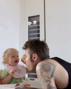 Fedez, Iniziare la giornata con un bel tentato omicidio… su Instagram incanta i suoi fan