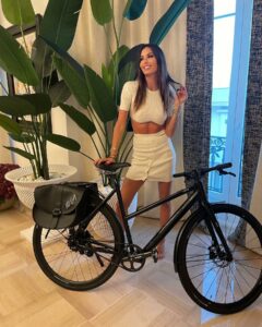 Elisabetta Gregoraci, E chi ha detto che le biciclette non possono stare dentro casa?… su Instagram per i suoi fan